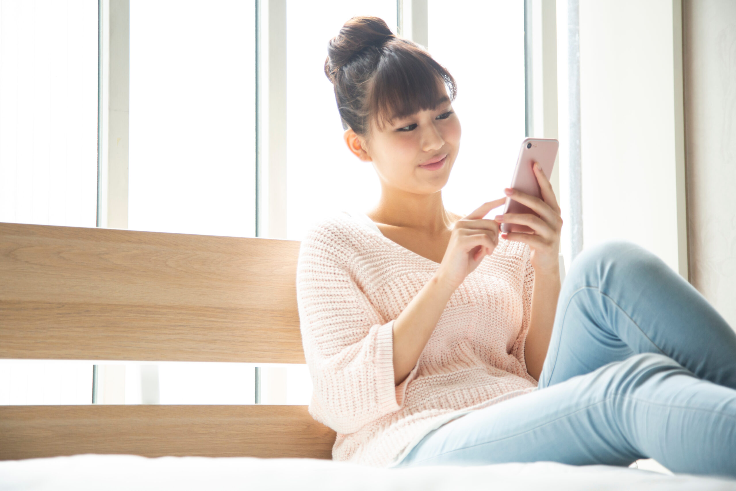 スマートフォンを見ている日本人女性